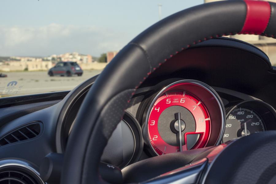 Панель приборов Abarth 124 Spider Scorpione (348) 2017 года  (фото 13 из 28)